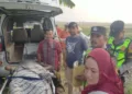 Petugas dari Polsek Mijen saat mengamankan lansia yang meninggal dunia di tepi jalan persawahan Dukuh Gebangsewu, Desa Bantengmati, Kecamatan Mijen, Minggu, 11 Oktober 2026 sore. (Dok. Pribadi/Lingkarjateng.id)