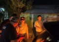 Petugas saat mengevakuasi pria tanpa identitas yang ditemukan meninggal di Jalan Pantura Kudus-Demak,  Selasa, 13 Oktober 2026 malam. (dok. for Lingkarjateng.id)