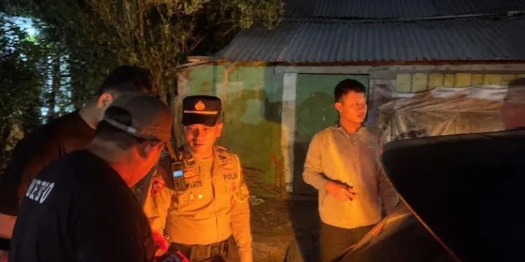 Petugas saat mengevakuasi pria tanpa identitas yang ditemukan meninggal di Jalan Pantura Kudus-Demak,  Selasa, 13 Oktober 2026 malam. (dok. for Lingkarjateng.id)