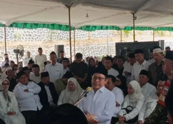 Cak Imin saat memberikan sambutan dalam prosesi pengantaran jenazah Fathan Subchi, anggota VI Badan Pemeriksa Keuangan (BPK) RI, di area Pemakaman Kasepuhan Girikusumo, Kecamatan Mranggen, Kabupaten Demak, Jumat, 30 Oktober 2026. (Ahmad Abror/Lingkarjateng.id)