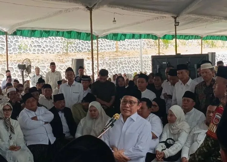 Cak Imin saat memberikan sambutan dalam prosesi pengantaran jenazah Fathan Subchi, anggota VI Badan Pemeriksa Keuangan (BPK) RI, di area Pemakaman Kasepuhan Girikusumo, Kecamatan Mranggen, Kabupaten Demak, Jumat, 30 Oktober 2026. (Ahmad Abror/Lingkarjateng.id)