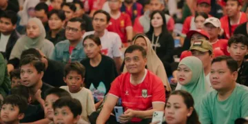 Gubernur Jawa Tengah Ahmad Luthfi hadir di tengah masyarakat dalam gelaran nobar Timnas Indonesia di halaman Kantor Gubernur Jateng, Kamis, 1 Oktober 2026. (Dok. Pemprov Jateng/Lingkarjateng.id)