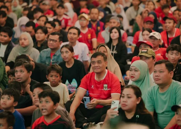 Gubernur Jawa Tengah Ahmad Luthfi hadir di tengah masyarakat dalam gelaran nobar Timnas Indonesia di halaman Kantor Gubernur Jateng, Kamis, 1 Oktober 2026. (Dok. Pemprov Jateng/Lingkarjateng.id)