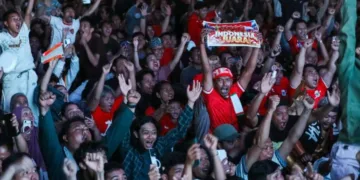 Kemenangan Timnas Indonesia dalam laga FIFA ASEAN Cup 2026 memicu euforia di halaman kantor Gubernur Jateng pada Senin, 5 Oktober 2026 malam. (Dok. Pemprov Jateng/Lingkarjateng.id)