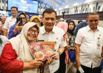 Gubernur Jawa Tengah Ahmad Luthfi foto bersama peserta Bursa Wirausaha Unggulan 2026 di Muladi Dome Universitas Diponegoro (Undip), Semarang, Rabu, 7 Oktober 2026. (Dok. Pemprov Jateng/Lingkarjateng.id)