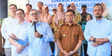 Gubernur Jawa Tengah Ahmad Luthfi mendampingi kunjungan kerja Menko Bidang Pangan Zulkifli Hasan memantau operasionalisasi Koperasi Desa/Kelurahan Merah Putih (KDKMP) di Sukoharjo, Selasa, 13 Oktober 2026. (Dok. Pemprov Jateng/Lingkarjateng.id)