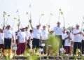 Gubernur Jawa Tengah Ahmad Luthfi bersama Menko Infrastruktur dan Pembangunan Kewilayahan Agus Harimurti Yudhoyono (AHY) saat menanam mangrove di Desa Timbulsloko, Demak, Senin, 19 Oktober 2026. (Humas Pemprov Jateng/Lingkarjateng.id)