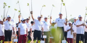 Gubernur Jawa Tengah Ahmad Luthfi bersama Menko Infrastruktur dan Pembangunan Kewilayahan Agus Harimurti Yudhoyono (AHY) saat menanam mangrove di Desa Timbulsloko, Demak, Senin, 19 Oktober 2026. (Humas Pemprov Jateng/Lingkarjateng.id)