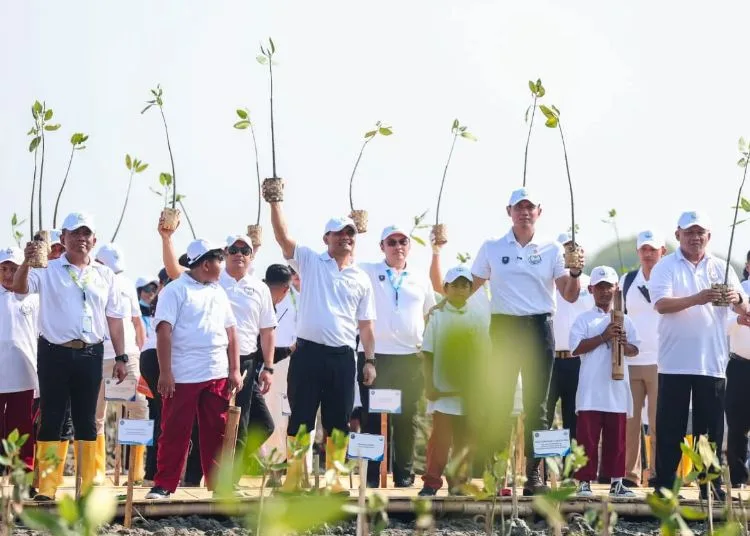 Gubernur Jawa Tengah Ahmad Luthfi bersama Menko Infrastruktur dan Pembangunan Kewilayahan Agus Harimurti Yudhoyono (AHY) saat menanam mangrove di Desa Timbulsloko, Demak, Senin, 19 Oktober 2026. (Humas Pemprov Jateng/Lingkarjateng.id)