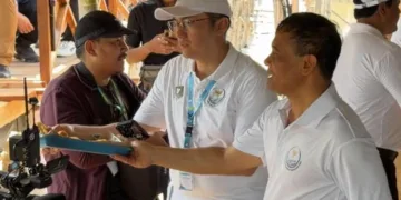 Momen Gubernur Jawa Tengah Ahmad Luthfi membagikan gorengan kepada warga saat mendampingi kunjungan kerja Menteri Koordinator Bidang Infrastruktur dan Pembangunan Kewilayahan Agus Harimurti Yudhoyono (AHY) di Desa Timbulsloko, Kabupaten Demak, Senin, 19 Oktober 2026. (Dok. Humas Pemprov Jateng/Lingkarjateng.id)