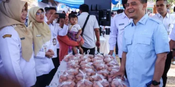Gubernur Jawa Tengah Ahmad Luthfi mengunjungi stan yang ada di Gerakan Pangan Murah (GPM) peringatan Hari Pangan Sedunia ke-46 di Kabupaten Semarang, Rabu, 21 Oktober 2026. (Humas Pemprov Jateng)