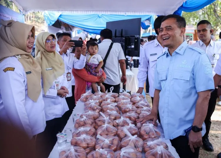 Gubernur Jawa Tengah Ahmad Luthfi mengunjungi stan yang ada di Gerakan Pangan Murah (GPM) peringatan Hari Pangan Sedunia ke-46 di Kabupaten Semarang, Rabu, 21 Oktober 2026. (Humas Pemprov Jateng)