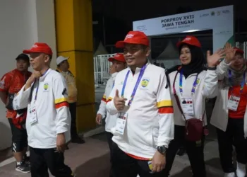 Defile yang dipimpin Ketua Kontingen Jepara, Ary Bachtiar bersama jajaran pengurus KONI Jepara dan kepala OPD saat pembukaan Pekan Olahraga Provinsi (Porprov) XVII Jawa Tengah 2026 di Stadion Jatidiri, Semarang, Minggu, 25 Oktober 2026 malam. (Dok. Pemkab Jepara/Lingkarjateng.id)