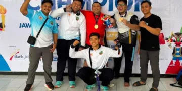 Atlet angkat besi, Puguh Prasetyo (tengah) berhasil meraih medali emas Porprov XVII Jawa Tengah 2026. (Dok. for Lingkarjateng.id)