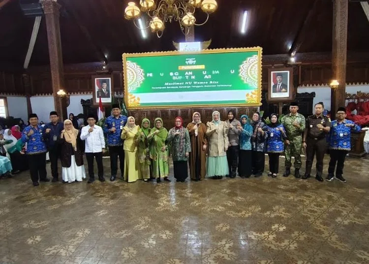Menteri PPPA Arifatul Choiri Fauzi (hijab merah) saat menghadiri pelantikan PC Muslimat NU Jepara masa khidmat 2026-2031 di Pendopo Kartini, Rabu, 28 Oktober 2026. (Tomi Budianto/Lingkarjateng.id)