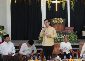 Bupati Jepara, Witiarso Utomo menyerap aspirasi masyarakat saat kegiatan Jumat Berangkat di Gereja Pantekosta Karimunjawa, Jumat, 9 Oktober 2026. (Tomi Budianto/Lingkarjateng.id)