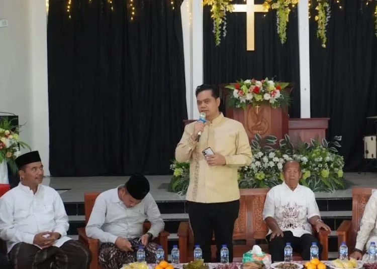 Bupati Jepara, Witiarso Utomo menyerap aspirasi masyarakat saat kegiatan Jumat Berangkat di Gereja Pantekosta Karimunjawa, Jumat, 9 Oktober 2026. (Tomi Budianto/Lingkarjateng.id)