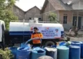 Petugas BPBD Jepara menyalurkan air bersih ke wilayah yang dilanda krisis air. (dok. for Lingkarjateng.id)