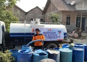 Petugas BPBD Jepara menyalurkan air bersih ke wilayah yang dilanda krisis air. (dok. for Lingkarjateng.id)