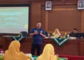 Ketua Jaringan Media Siber Indonesia (JMSI) Jawa Tengah Agus Sunarko saat menyampaikan materi Informasi di ruang pragolo Kabupaten Pati pada Minggu, 4 Oktober 2026. (Fahtur Rohman/Lingkarjateng.id)