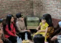 Bupati Kendal Dyah Kartika Permanasari saat menyalurkan bantuan KaJeN kepada keluarga Adila, anak berusia 8 tahun di Desa Pucangrejo, Kecamatan Gemuh yang mengalami cerebral palsy sejak masih bayi. (Dok. Pribadi/Lingkarjateng.id)