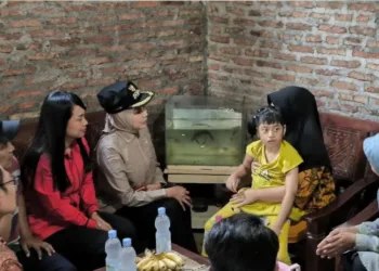 Bupati Kendal Dyah Kartika Permanasari saat menyalurkan bantuan KaJeN kepada keluarga Adila, anak berusia 8 tahun di Desa Pucangrejo, Kecamatan Gemuh yang mengalami cerebral palsy sejak masih bayi. (Dok. Pribadi/Lingkarjateng.id)