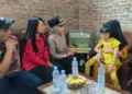 Bupati Kendal Dyah Kartika Permanasari saat menyalurkan bantuan KaJeN kepada keluarga Adila, anak berusia 8 tahun di Desa Pucangrejo, Kecamatan Gemuh yang mengalami cerebral palsy sejak masih bayi. (Dok. Pribadi/Lingkarjateng.id)