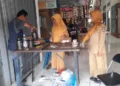 Petugas dari Dinas Perdagangan, Koperasi, dan Usaha Kecil Menengah (Disdagkop UKM) Kabupaten Kendal melaksanakan sidang tera ulang di Pasar Weleri I. (Anik Kustiani/Lingkarjateng.id)
