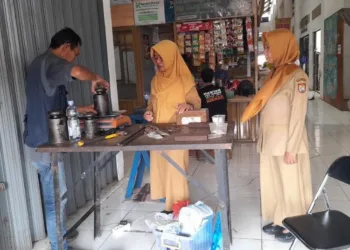 Petugas dari Dinas Perdagangan, Koperasi, dan Usaha Kecil Menengah (Disdagkop UKM) Kabupaten Kendal melaksanakan sidang tera ulang di Pasar Weleri I. (Anik Kustiani/Lingkarjateng.id)
