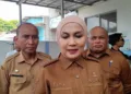Kepala Dinkes Kabupaten Kendal, Ferindando Rad Bonay (kanan) saat mendampingi Bupati Kendal Dyah Kartika Permanasari dan Sekretaris Daerah Kendal Agus Dwi Lestari melakukan inspeksi mendadak (sidak) di 3 SPPG, Senin, 12 Oktober 2026. (Anik Kustiani/Lingkarjateng.id)