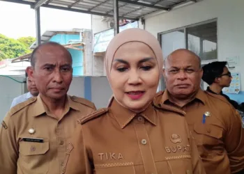 Kepala Dinkes Kabupaten Kendal, Ferindando Rad Bonay (kanan) saat mendampingi Bupati Kendal Dyah Kartika Permanasari dan Sekretaris Daerah Kendal Agus Dwi Lestari melakukan inspeksi mendadak (sidak) di 3 SPPG, Senin, 12 Oktober 2026. (Anik Kustiani/Lingkarjateng.id)