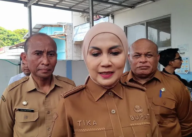 Kepala Dinkes Kabupaten Kendal, Ferindando Rad Bonay (kanan) saat mendampingi Bupati Kendal Dyah Kartika Permanasari dan Sekretaris Daerah Kendal Agus Dwi Lestari melakukan inspeksi mendadak (sidak) di 3 SPPG, Senin, 12 Oktober 2026. (Anik Kustiani/Lingkarjateng.id)