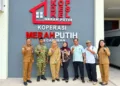 Kepala Disdagkop, Toni Ari Wibowo (kiri pertama) didampingi Kabid Koperasi Jumaiyah saat verval KDMP. (Dok. Pribadi/Lingkarjateng.id)