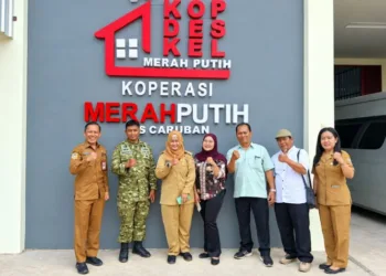 Kepala Disdagkop, Toni Ari Wibowo (kiri pertama) didampingi Kabid Koperasi Jumaiyah saat verval KDMP. (Dok. Pribadi/Lingkarjateng.id)
