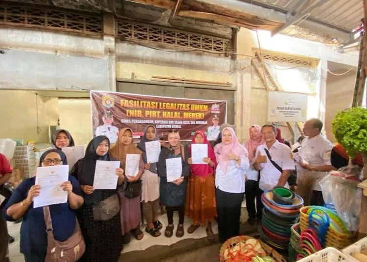 Disdagkop UKM Kendal jemput bola pelayanan legalitas bagi pelaku usaha di pasar tradisional. (Dok. Pribadi/Lingkarjateng.id)