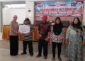Bupati Kendal, Dyah Kartika Permasari saat menyerahkan secara simbolis bantuan BLT DBHCHT di Kecamatan Weleri, Jumat, 30 Oktober 2026. (Anik Kustiani/Lingkarjateng.id)