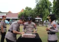 Kapolres Kendal AKBP Ratna Quratul Ainy memimpin serah terima jabatan (sertijab) 14 pejabat di lingkungan Polres Kendal pada Sabtu, 24 Oktober 2026. (Dok. for Lingkarjateng.id)