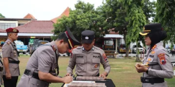 Kapolres Kendal AKBP Ratna Quratul Ainy memimpin serah terima jabatan (sertijab) 14 pejabat di lingkungan Polres Kendal pada Sabtu, 24 Oktober 2026. (Dok. for Lingkarjateng.id)