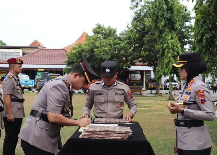 Kapolres Kendal AKBP Ratna Quratul Ainy memimpin serah terima jabatan (sertijab) 14 pejabat di lingkungan Polres Kendal pada Sabtu, 24 Oktober 2026. (Dok. for Lingkarjateng.id)