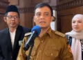 Gubernur Jawa Tengah Ahmad Luthfi menanggapi penetapan Mahanni Yulindha jadi Pelaksana Tugas (Plt) Bupati Klaten saat ditemui di Gedung Gradhika Bhakti Praja Semarang, Senin, 19 Oktober 2026. (Rizky Syahrul/Lingkarjateng.id)