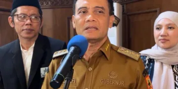 Gubernur Jawa Tengah Ahmad Luthfi menanggapi penetapan Mahanni Yulindha jadi Pelaksana Tugas (Plt) Bupati Klaten saat ditemui di Gedung Gradhika Bhakti Praja Semarang, Senin, 19 Oktober 2026. (Rizky Syahrul/Lingkarjateng.id)