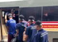 Proses pemindahan 4 warga binaan pemasyarakatan (WBP) dari Rumah Tahanan Negara (Rutan) Kelas II-A Pekalongan ke Lembaga Pemasyarakatan (Lapas) Kelas II-B Nirbaya Nusakambangan. Foto: Dok. Humas Kota Pekalongan / Lingkar