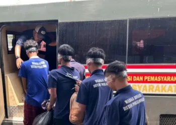 Proses pemindahan 4 warga binaan pemasyarakatan (WBP) dari Rumah Tahanan Negara (Rutan) Kelas II-A Pekalongan ke Lembaga Pemasyarakatan (Lapas) Kelas II-B Nirbaya Nusakambangan. Foto: Dok. Humas Kota Pekalongan / Lingkar