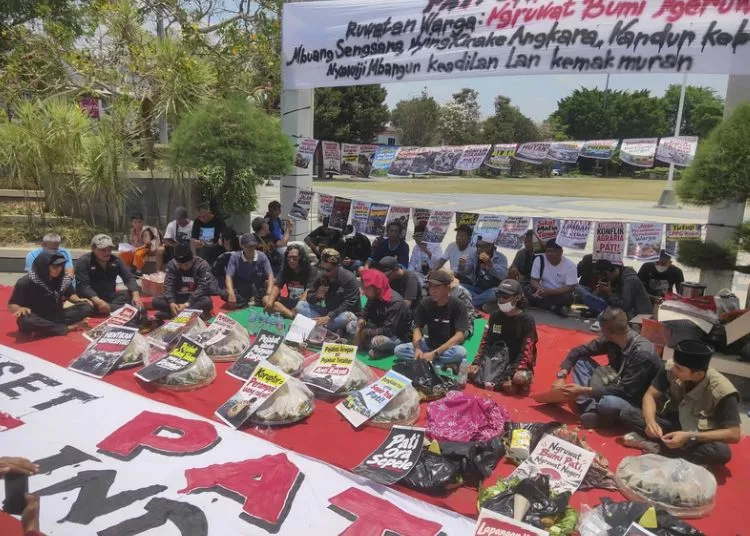 Organisasi Pati Ora Sepele (POS) menggelar ruwatan dalam rangka mengawal sidang putusan Bupati Pati nonaktif Sudewo dari Kabupaten Pati, Rabu, 21 Oktober 2026. (Arif Febriyanto/Lingkarjateng.id)