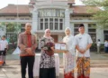 Ketua Dekranasda Kabupaten Jepara, Laila Saidah Witiarso menyerahkan hibah enam kain batik asli Jepara kepada Ketua Dekranasda Kota Pekalongan Inggit Soraya dalam rangkaian peringatan Hari Batik Nasional 2026 di Kota Pekalongan, Jumat, 2 Oktober 2026. (Fahri Akbar/Lingkarjateng.id)