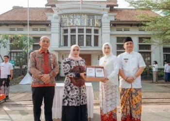 Ketua Dekranasda Kabupaten Jepara, Laila Saidah Witiarso menyerahkan hibah enam kain batik asli Jepara kepada Ketua Dekranasda Kota Pekalongan Inggit Soraya dalam rangkaian peringatan Hari Batik Nasional 2026 di Kota Pekalongan, Jumat, 2 Oktober 2026. (Fahri Akbar/Lingkarjateng.id)