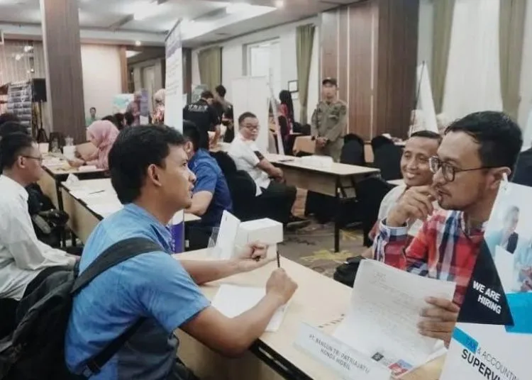 Dinperinaker Kota Pekalongan memperluas akses masyarakat terhadap informasi dan peluang kerja melalui kegiatan Job Fair. (Fahri Akbar/Lingkarjateng.id)