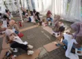 Peserta mengikuti Lomba Ngerensi Kategori Umum bertema “Ragam Hias Batik Pesisiran” di halaman Museum Batik Pekalongan, Selasa, 6 Oktober 2026. (Fahri Akbar/Lingkarjateng.id)