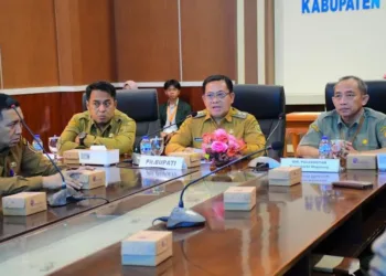 Plt Bupati Pekalongan Sukirman menerima kunjungan Direktur Polbangtan Yoma R. Hermawan sekaligus menyepakati kerja sama Program YESS-SI di Ruang Rapat Bupati Pekalongan, Senin, 12 Oktober 2026. (Fahri Akbar/Lingkarjateng.id)