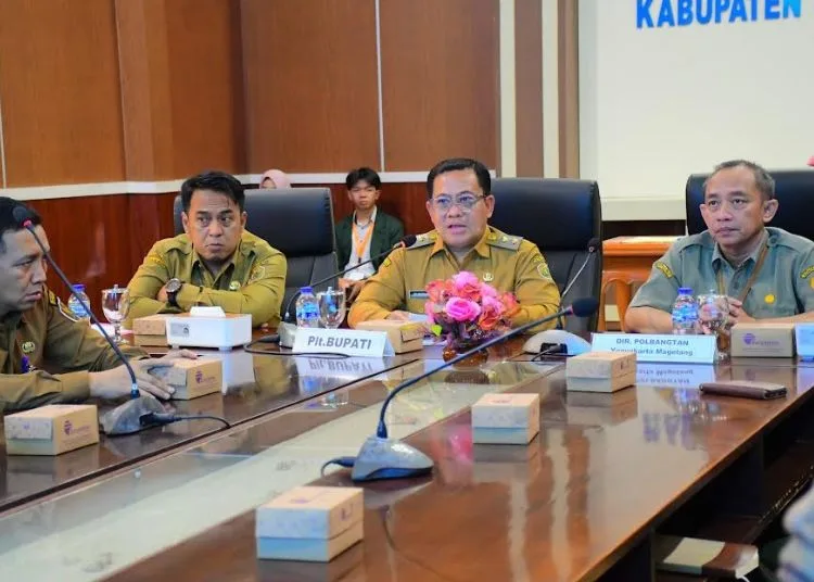 Plt Bupati Pekalongan Sukirman menerima kunjungan Direktur Polbangtan Yoma R. Hermawan sekaligus menyepakati kerja sama Program YESS-SI di Ruang Rapat Bupati Pekalongan, Senin, 12 Oktober 2026. (Fahri Akbar/Lingkarjateng.id)